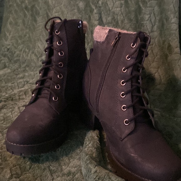 Black boots. - Picture 3 of 4